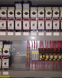 Switch cabinet filling & feeding broiler